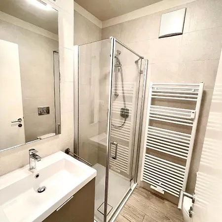 Bright With Free Private Parking