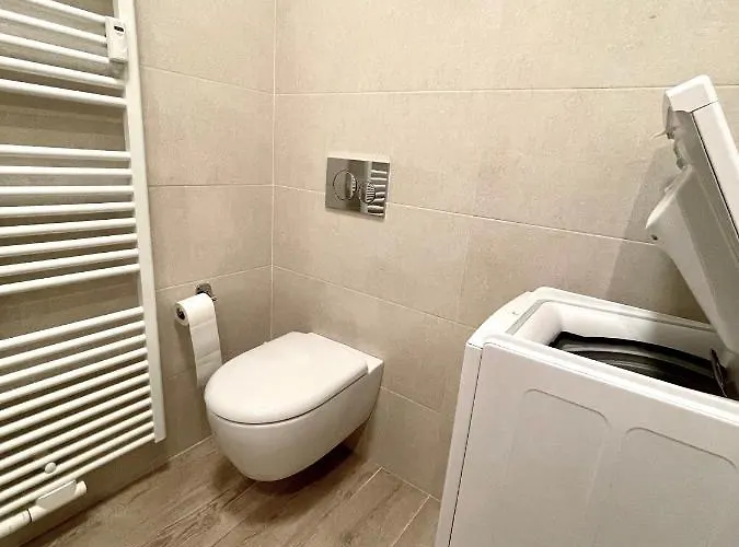 Bright With Free Private Parking Daire Merano