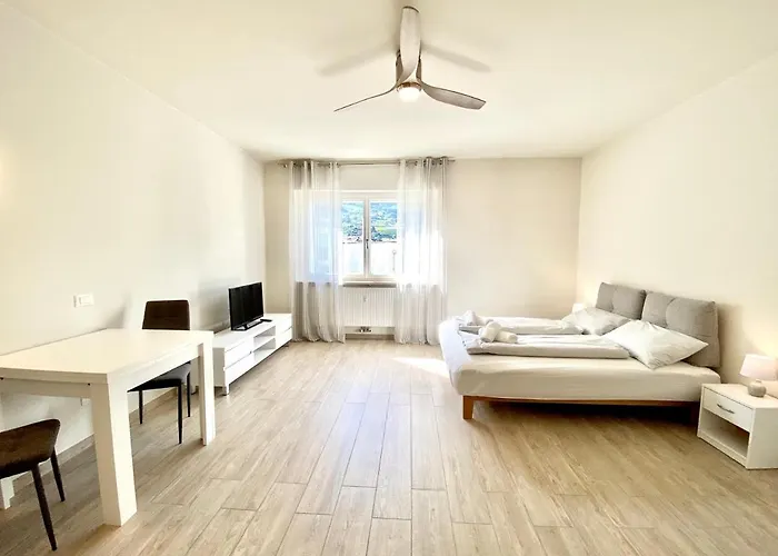 Bright With Free Private Parking Daire Merano