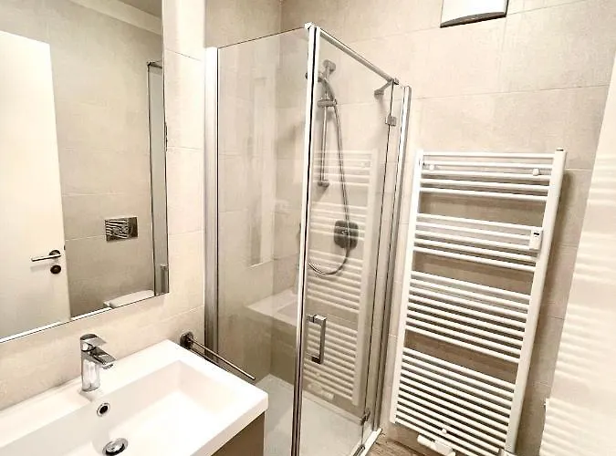 Bright With Free Private Parking